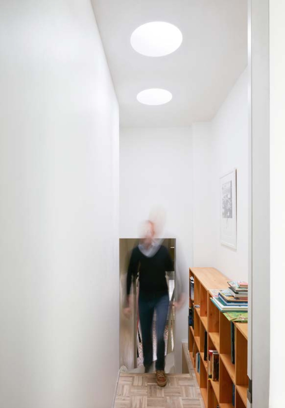 Twee ronde lichtkoepels in een lichte gang
